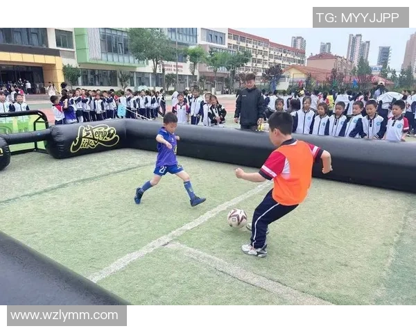 足球巨星挥洒青春海边，展现独特魅力与激情四射的运动风采