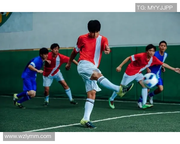 足球巨星背后故事揭秘 揭示球场背后不为人知的辛酸与荣耀